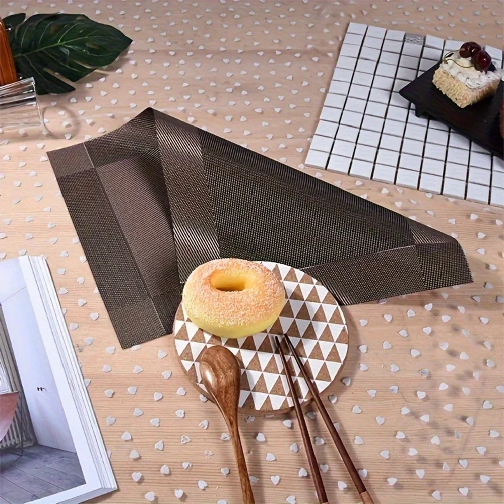 Pura Dining Mat in stylish design, made from heat-resistant PVC, featuring a non-slip surface ideal for protecting dining tables and enhancing table settings. 1